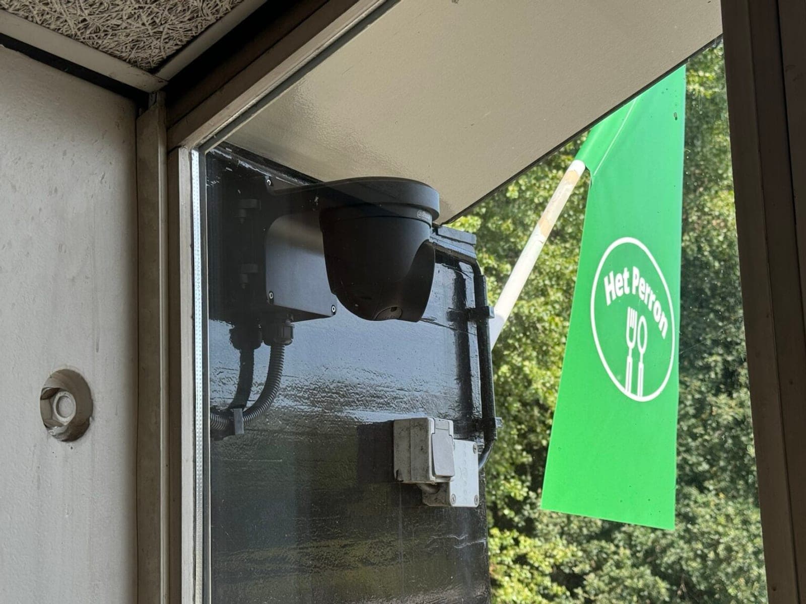Buitencamera gemonteerd onder de dakrand van een bedrijfspand
