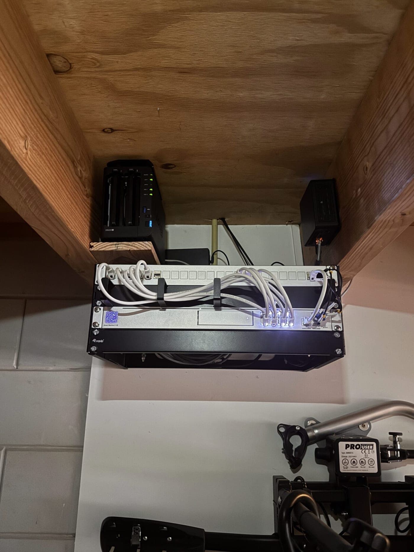 Netwerkkast met Unifi Dream Machine en NAS