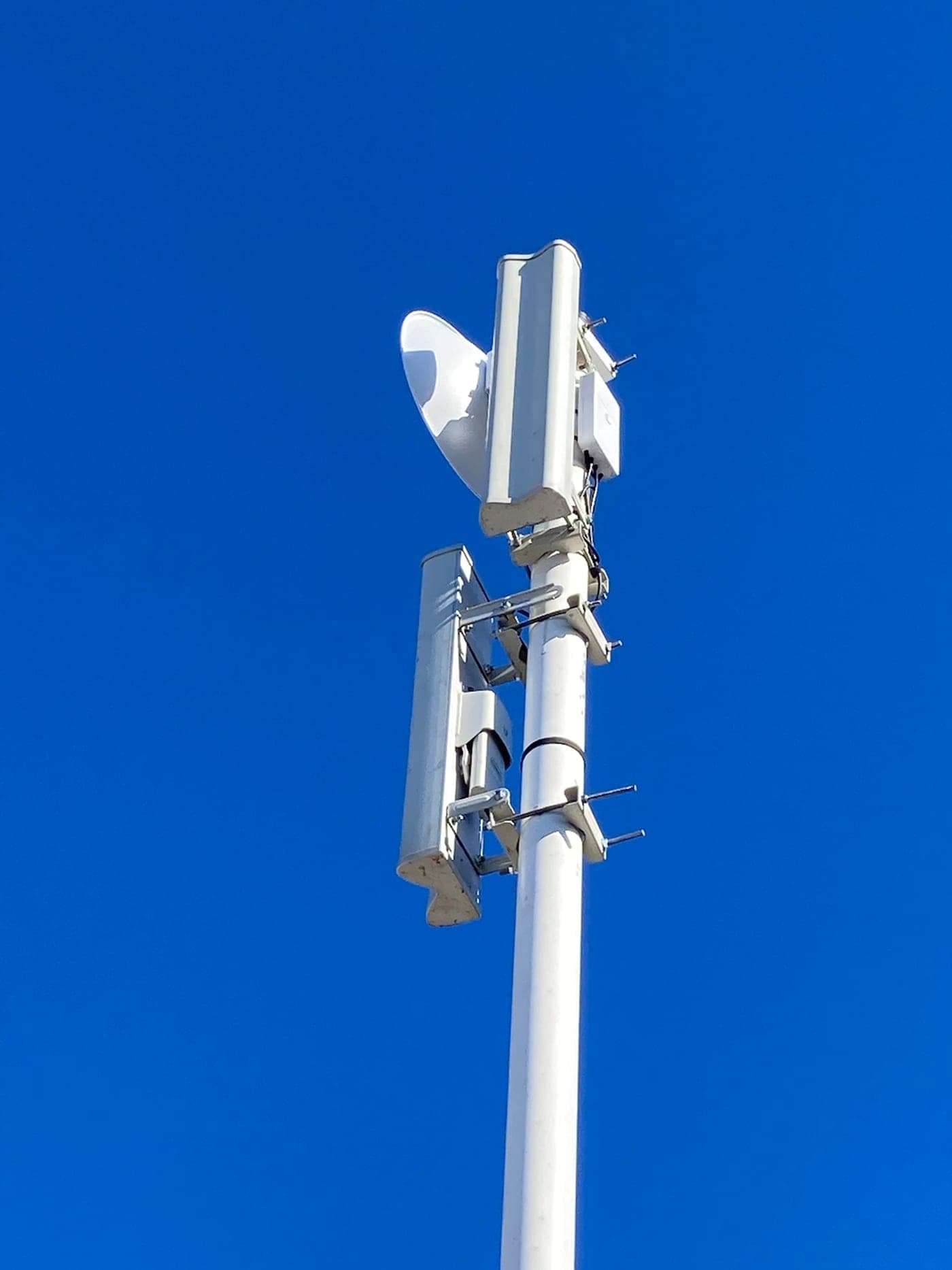 Close-up van een P2P-antenne op een mast