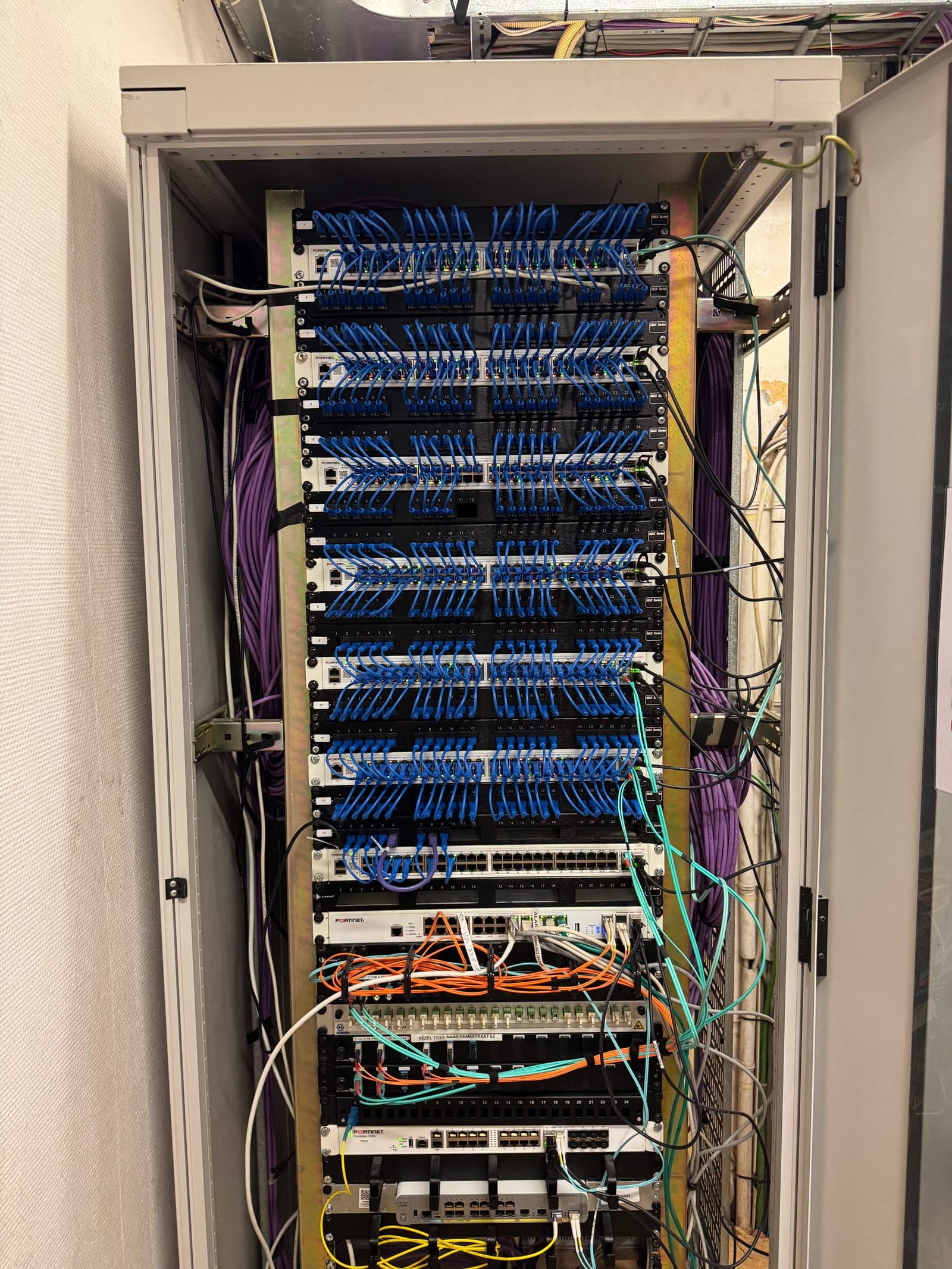 Overzichtelijk bekabelde serverkast bij een opgeleverd netwerk