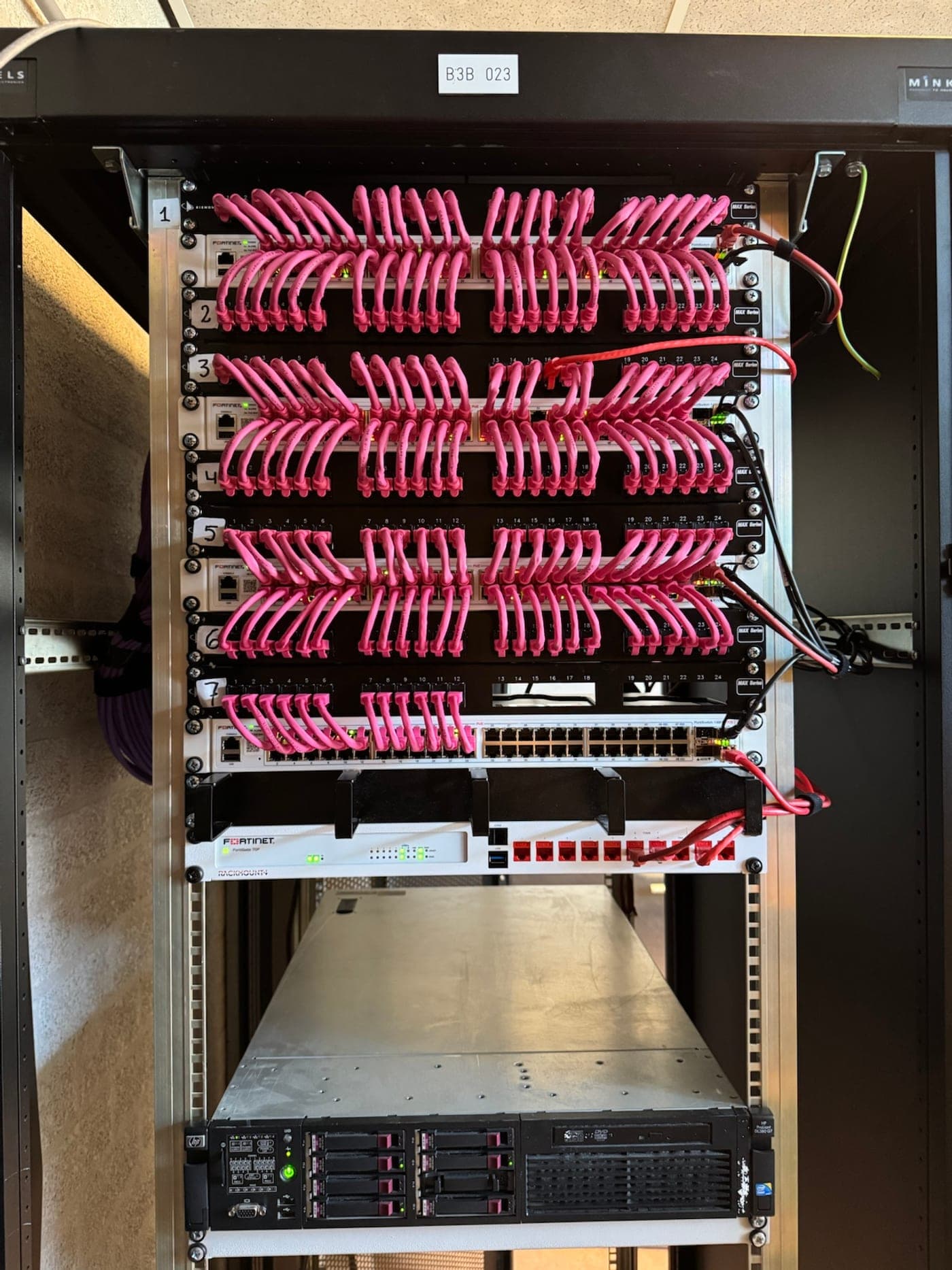 Bekabelde serverkast met Fortinet-switches