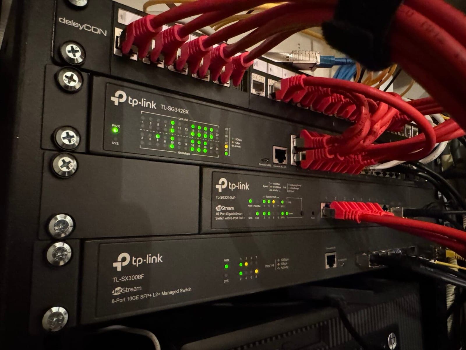 Gemonteerde TP-Link switches in een netwerkkast