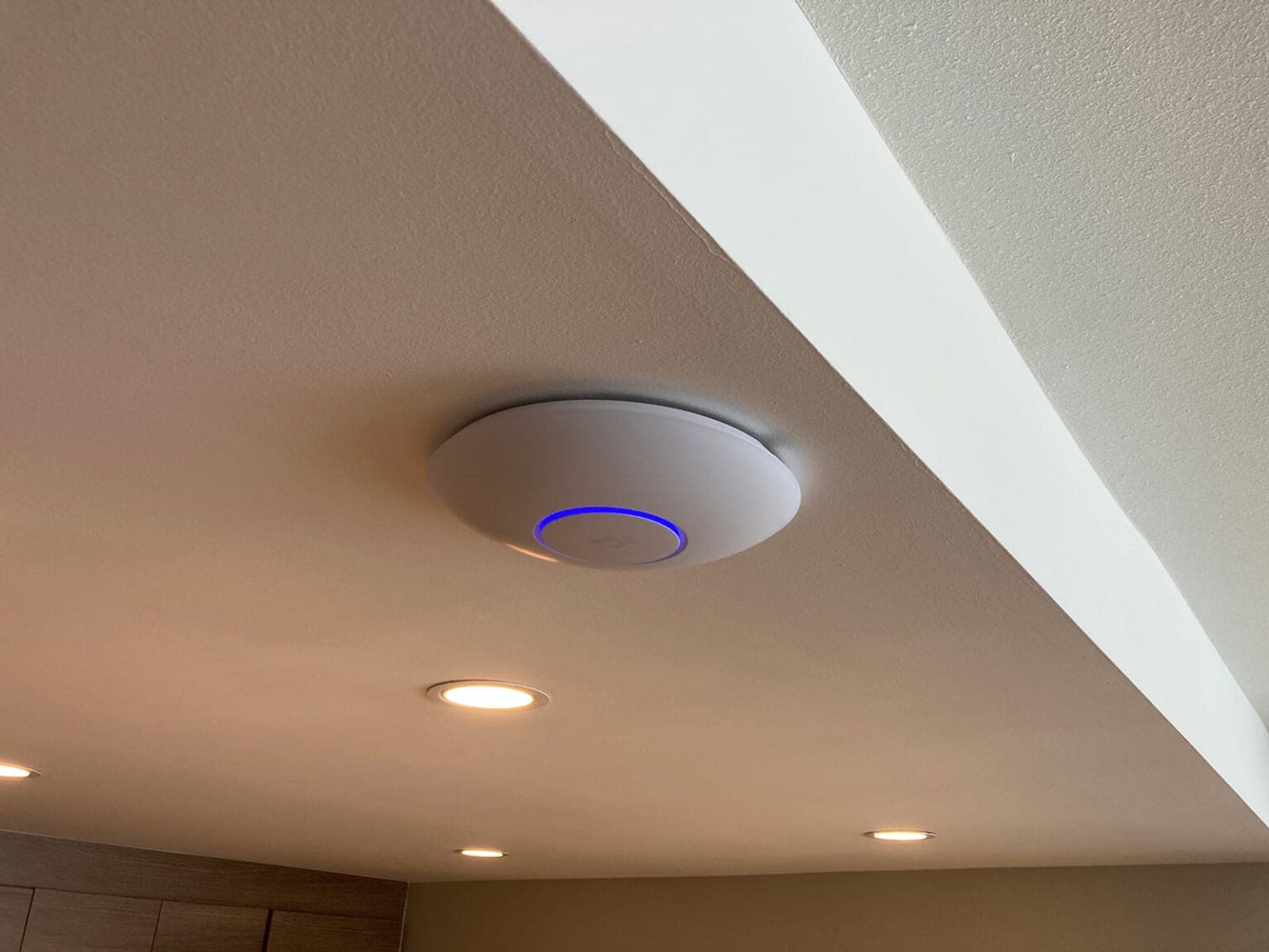 UniFi accesspoint tegen het plafond gemonteerd