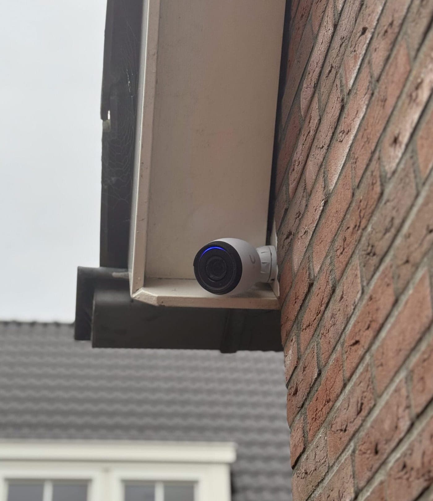 UniFi-camera gemonteerd aan de gevel van een bedrijfspand